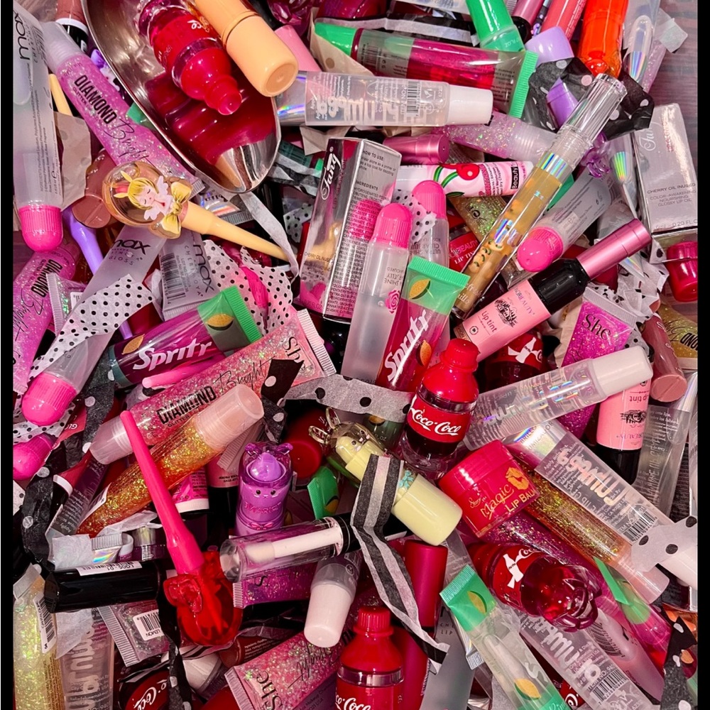 LIPPY BUNDLE … A large selection of all sorts of fun lip 👄 goodness
